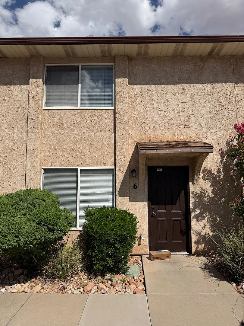 Charming two bedroom townhome prime location!! — Photo 1