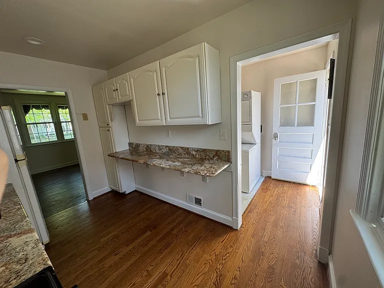 533 Morris Ave — Photo 11