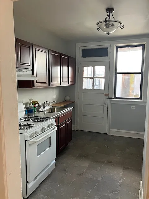8227-8229 S Vernon Ave #2S