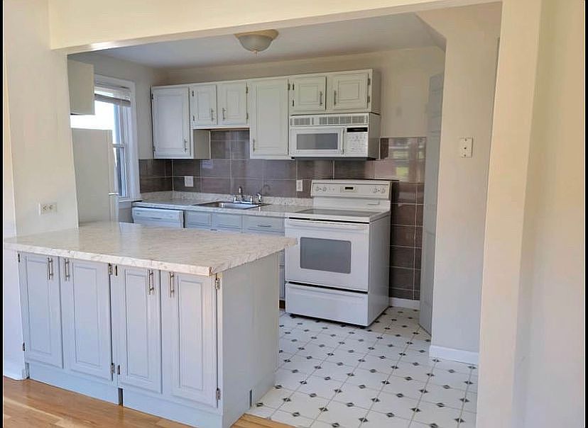2nd image of 1436 Chestnut St