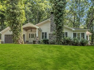 10 Laurel Cove Rd, Oyster Bay, NY 11771