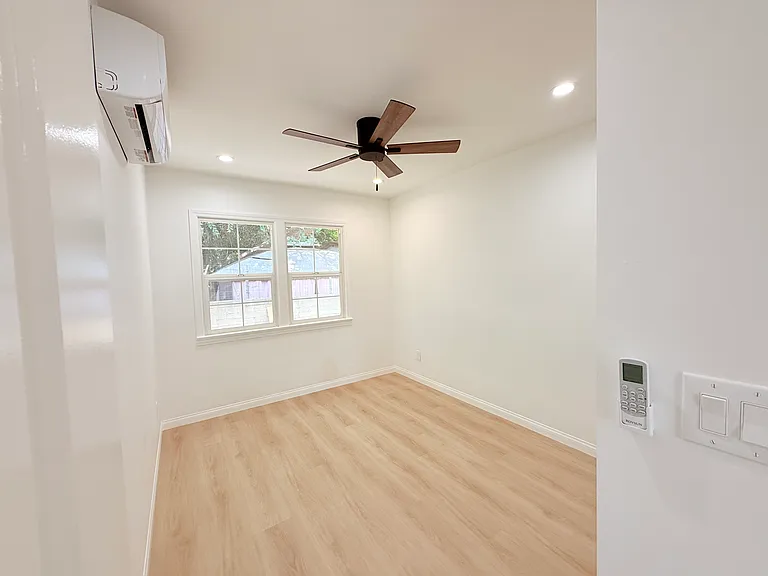 5659 Woodman Ave — Photo 11
