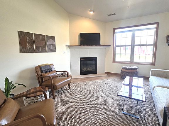 4th image of 407 East Ave Unit 4