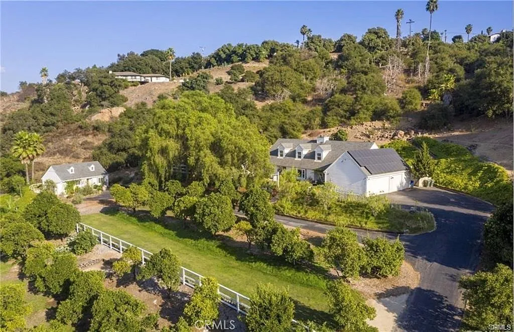 4 bed, 4.5 bath, 3501 sqft, $8,500 — Photo 2