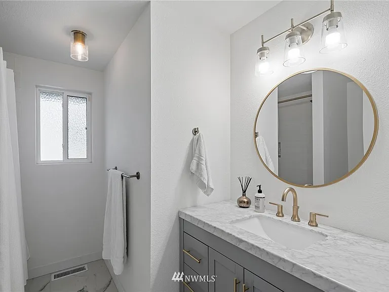 full bathroom near bedrooms