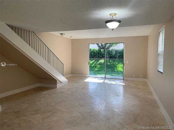 3rd image of 1071 Sorrento Dr #6