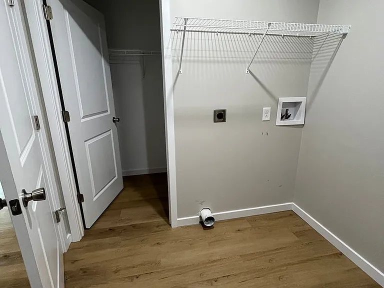 225-239 251 South Park — Photo 7