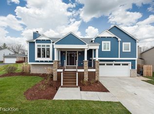 6 Bent Tree Ct, Bolingbrook, IL 60440