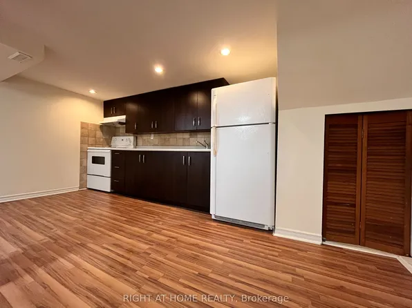 195 Taylor Mills Dr N, Richmond Hill, ON L4C 2T5