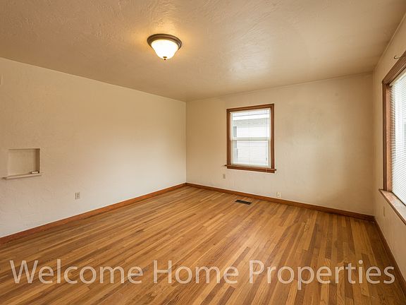 5th image of 537 Balm St