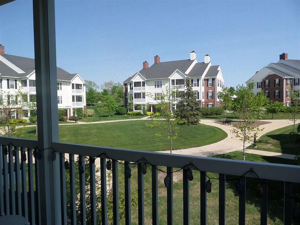 1st image of 820 W Summerfield Gln