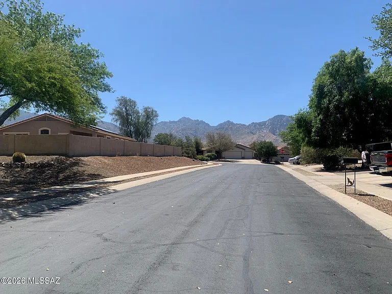 2514 E Petroglyph Ln — Photo 2