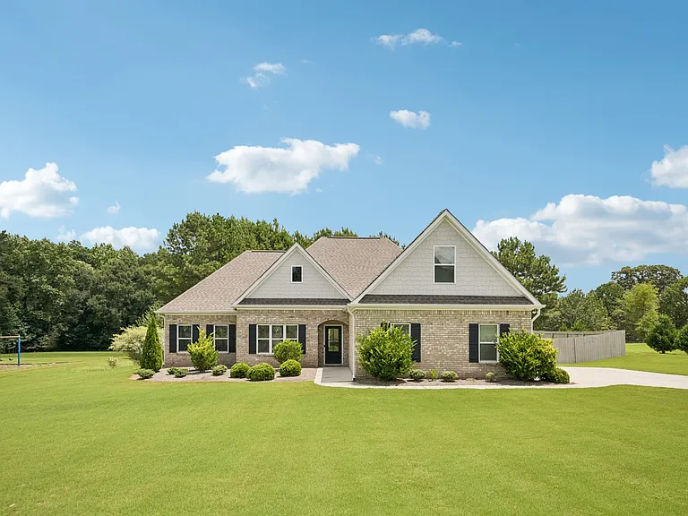 1121 Birchwood Dr — Photo 1