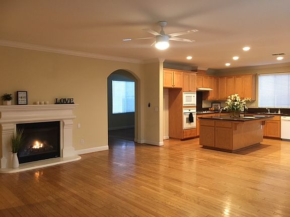 3rd image of 1939 Summerglen Dr