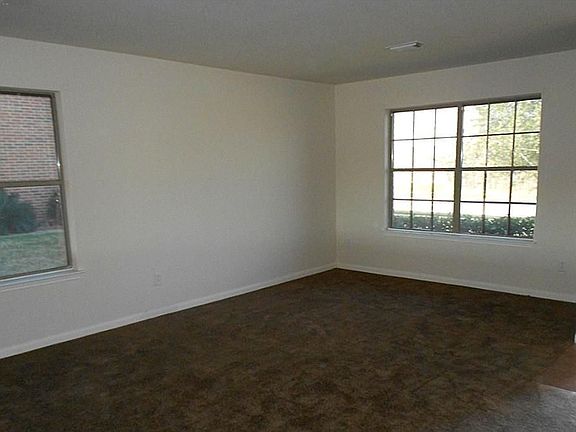 3rd image of 1019 Thomas Jefferson Way