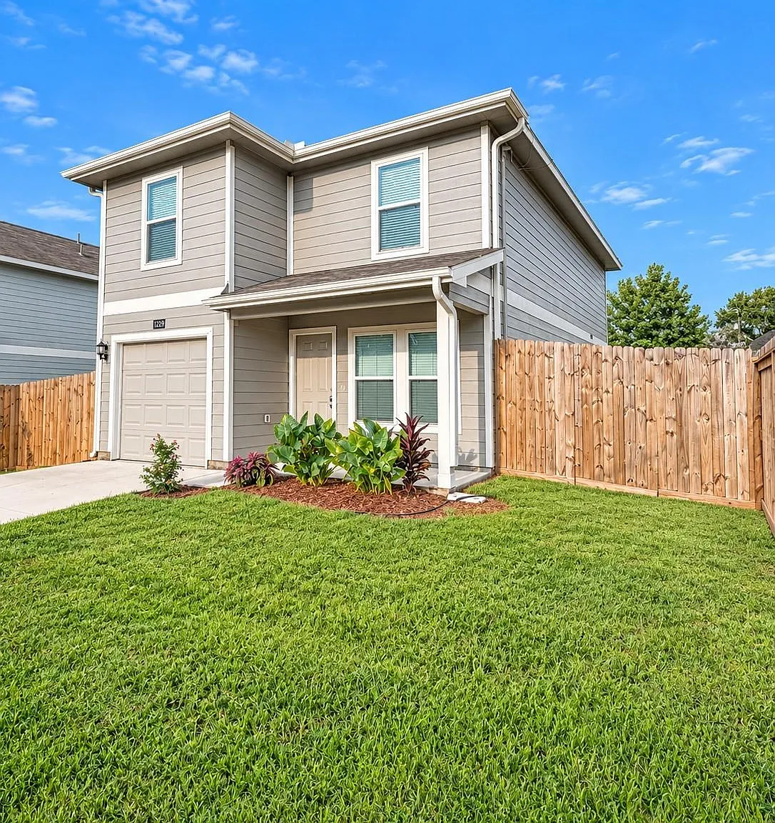 3 bed, 2.5 bath, 1570 sqft, $2,000 — Photo 2