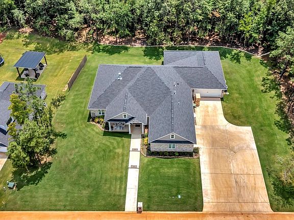 5th image of 880 Spring Creek Dr