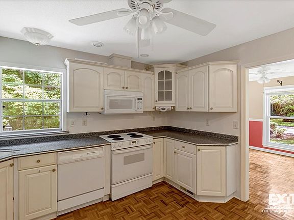 3rd image of 924 Forest Ln