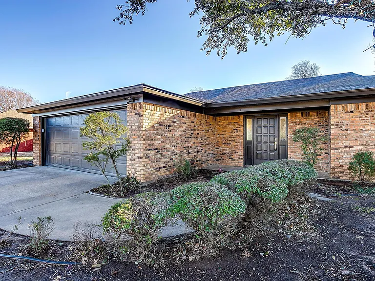 305 Bentley Dr — Photo 3