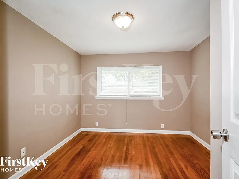 704 Highland Dr — Photo 12