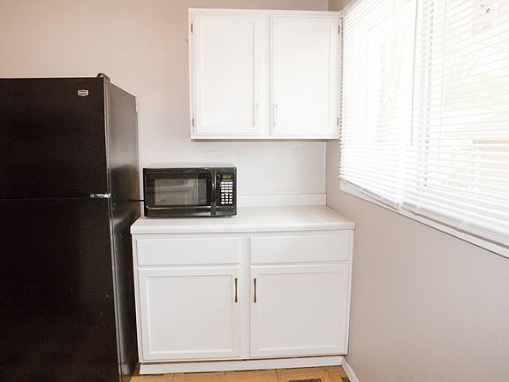 3rd image of 906 Fox Ave