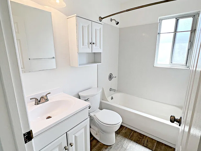Capri Apartments — Photo 15