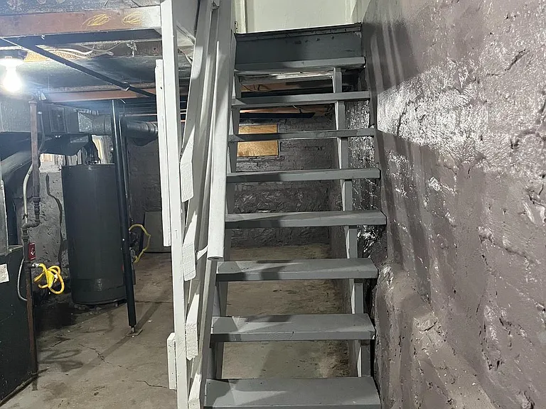 318 Powell St — Photo 13