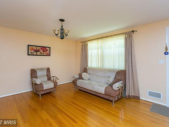 3rd image of 223 Glyndon Dr