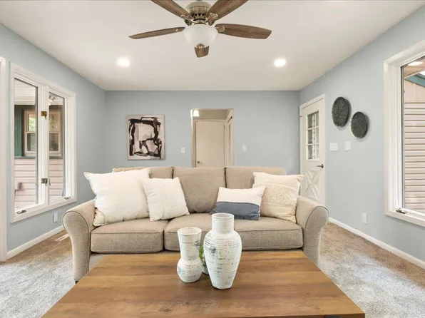 6140 Hawthorne Rd, Mound, MN 55364