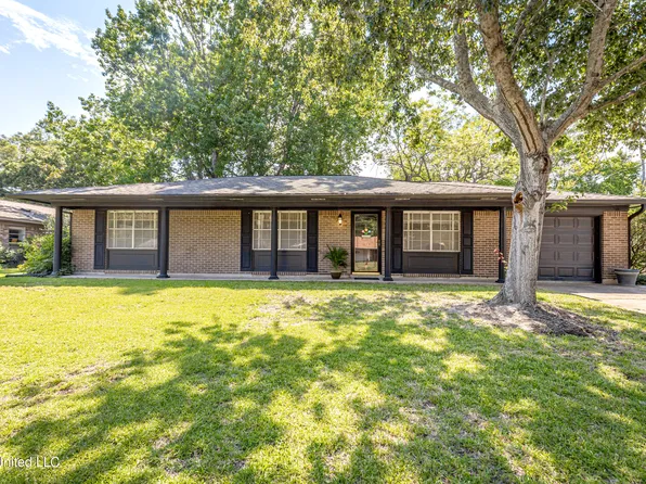 274 McCool St, Ocean Springs, MS 39564