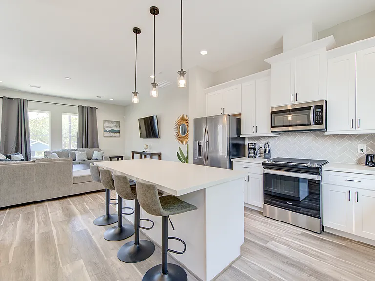 2418 Everett St — Photo 14