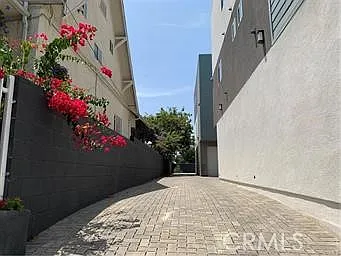1141 1/2 Irolo St — Photo 15