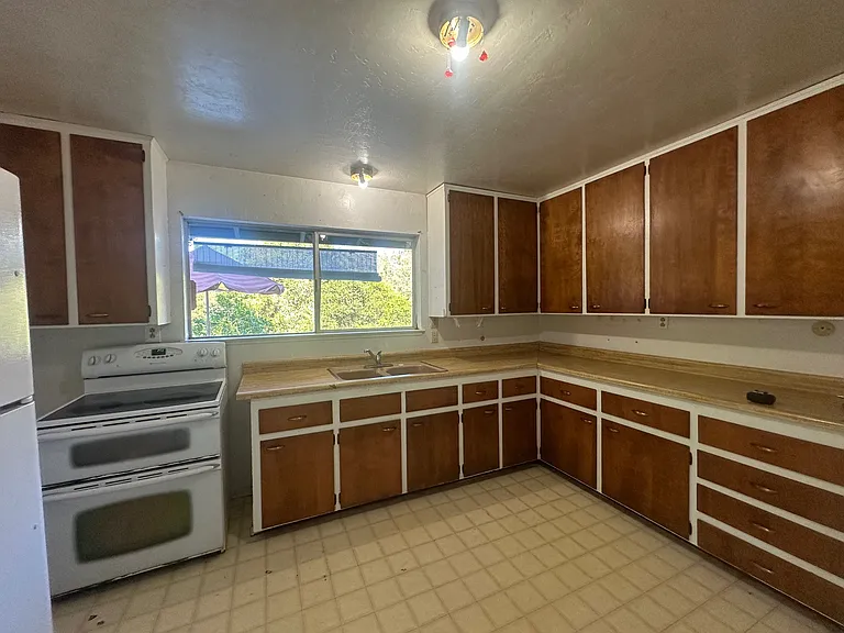 235 Meadow Dr — Photo 2