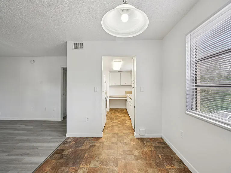 Lennox Court Apartments — Photo 17