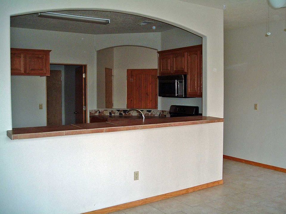 Convenient breakfast bar and open floor plan