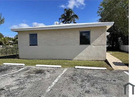 409 SW 4th Ter #W