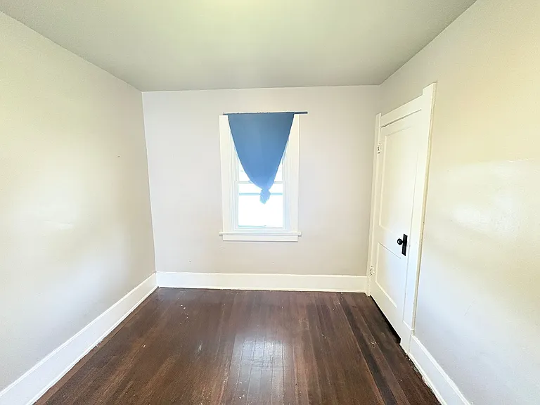 261 E Lake St — Photo 18