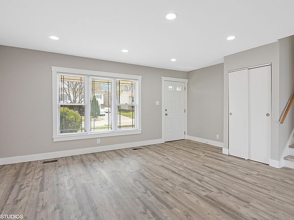 3rd image of 226 Riverside Dr
