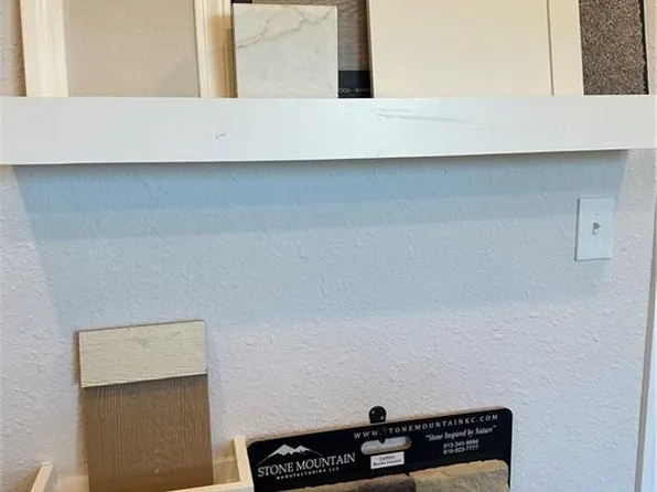 2628 Woodfield Dr, Tonganoxie, KS 66086