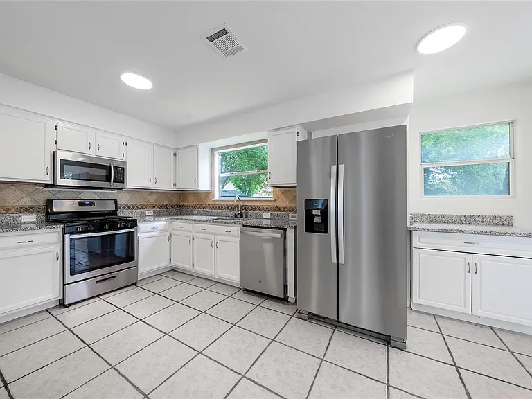 13701 Cambourne Dr — Photo 10