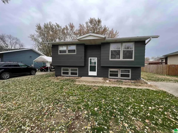 392 Lakeshore Dr, McCook Lake, SD 57049