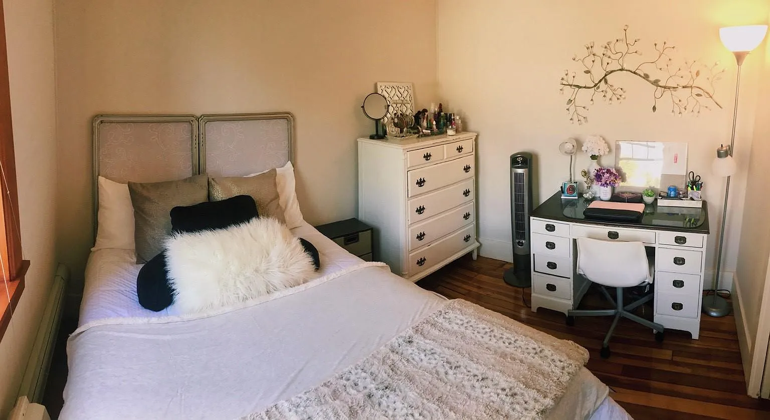 3 bed, 700 sqft, $2,400 — Photo 2