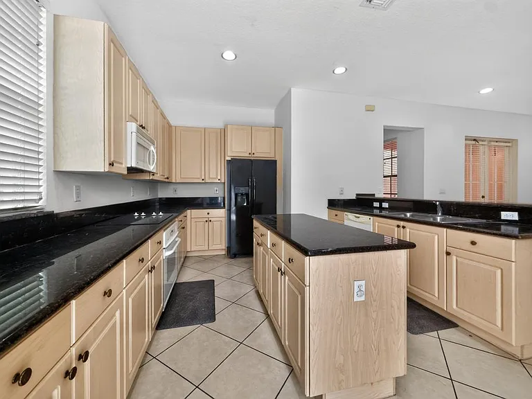 625 SW 146th Ter — Photo 26