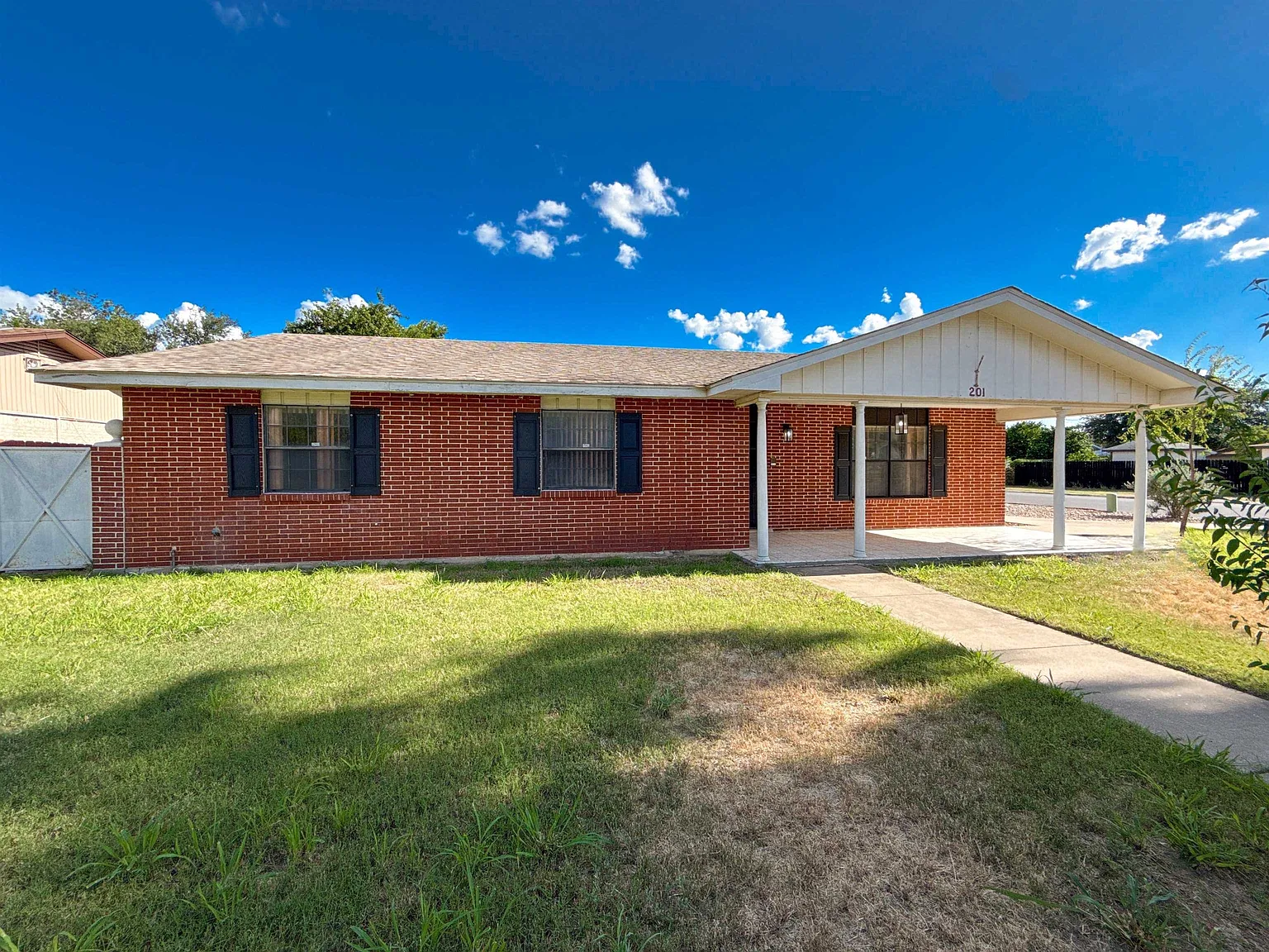 4 bed, 2.0 bath, 1652 sqft, $2,200 — Photo 2
