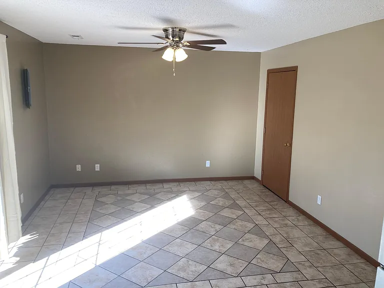 915 Uptegrove Ln — Photo 6