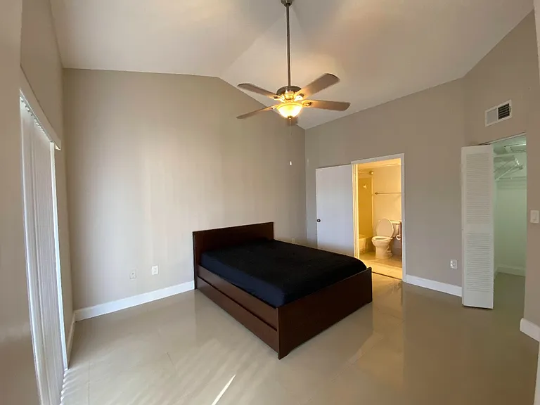 2445 SW 18th Ter #922 — Photo 7