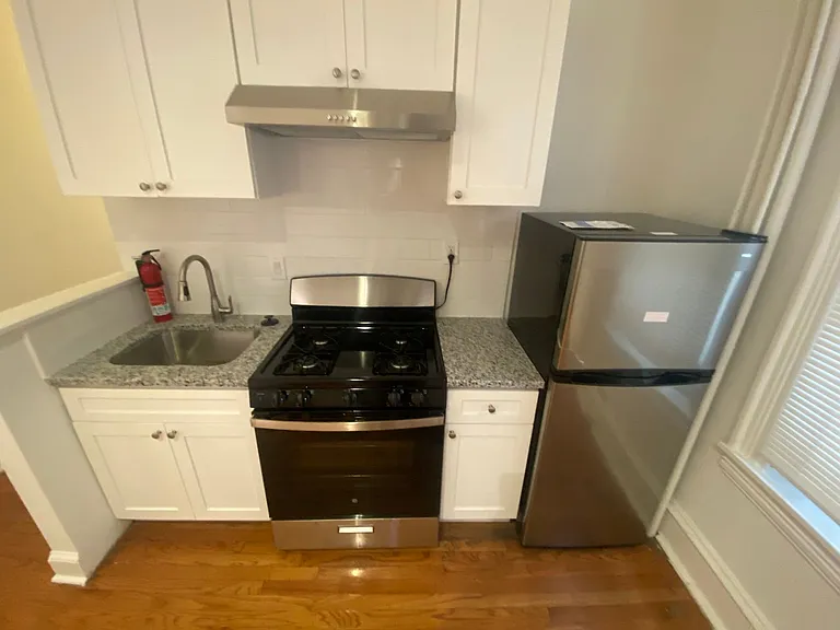 1739 W Diamond St — Photo 8