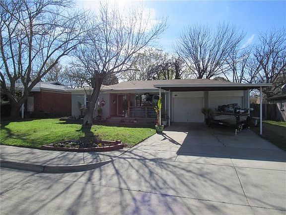 3rd image of 824 Perry Dr