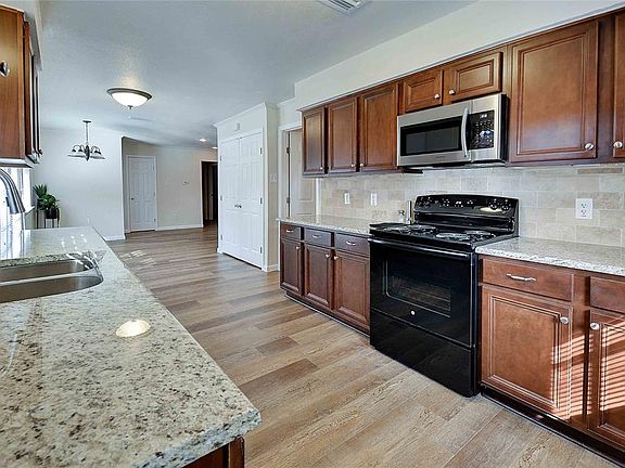 5th image of 2814 Golfing Green Dr