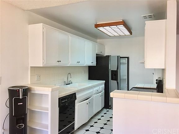 5th image of 5349 Newcastle Ave APT 12